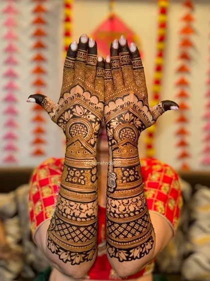 A symmetrical view of the full bridal backhand design, highlighting the matching patterns.