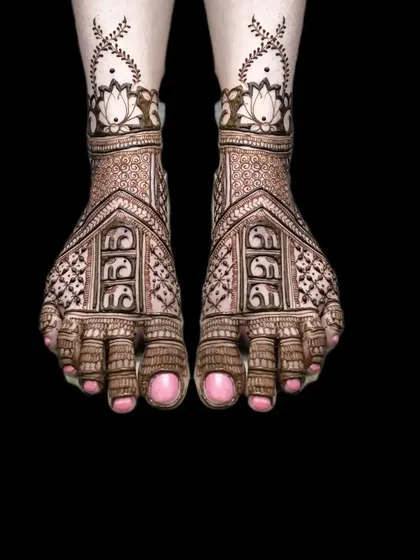 Another beautiful elephant-themed foot design. The pattern is dense and covers the entire foot for a traditional bridal look.
