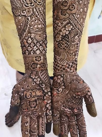 Humera and Shahista Roshan - Bridal Mehendi Traditional Bridal Designs photo 36
