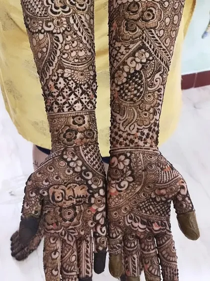 The final, beautiful stain of an intricate design. You can see the name 'Salman' delicately written on the palm, surrounded by dense floral and paisley work.