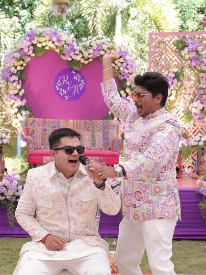 Another fun moment from Rahil and Neha's Haldi. I'm getting the groom to sing, and the joy on everyone's faces is what makes my job so rewarding.