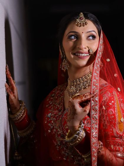 Drishti's bridal look was all about fresh, dewy, minimal makeup. The focus was on clean skin and subtly defined eyes to create a natural and elegant look.