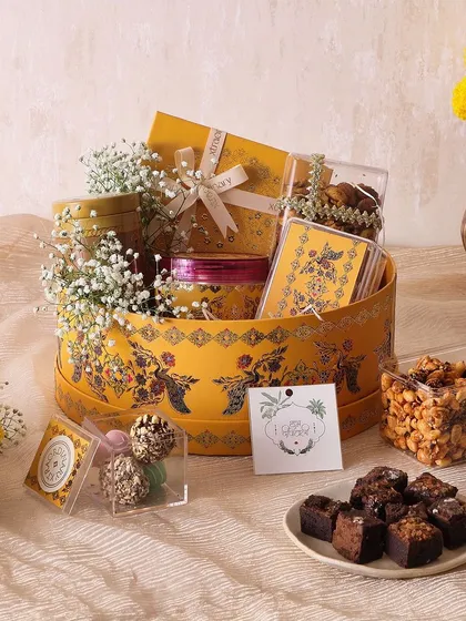 Our Golden Glow Hamper is a festive selection of our bestsellers. It includes brownie bites, Mexican trail mix, Sichuan peanut crunch, and sugar-free mithai, offering a perfect mix of sweet and savory.
