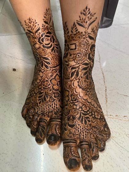 Another floral foot design I created. This one has a mix of bold flowers and delicate leaves, with a beautiful leafy border around the ankle.