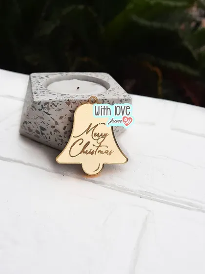 Ring in the holidays with this bell-shaped acrylic ornament. Engraved with "Merry Christmas," this mirror gold tag adds a festive jingle to your gift wrapping and Christmas hampers.