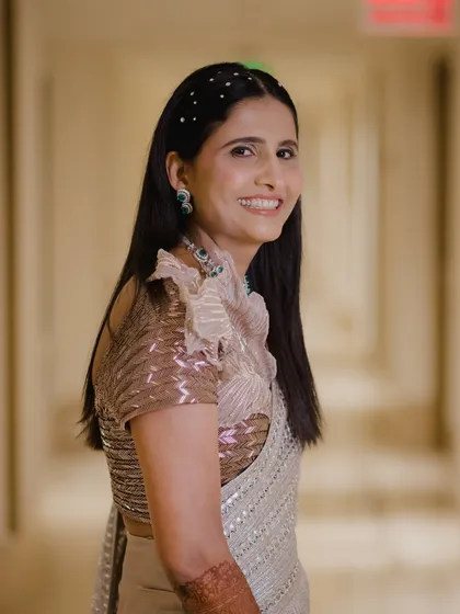 The sister of the bride looking chic and stylish. Her makeup is fresh and modern, with a fun, sparkly hairstyle. ✨