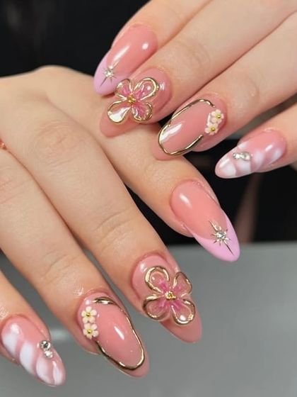 When your nails are the real showstoppers. This set features sculpted pink petals framed in gold, creating a stunning 3D floral design that is both glamorous and artistic.