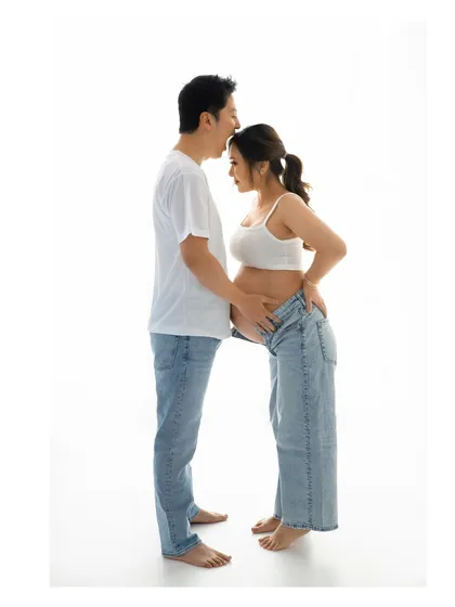 Simple, timeless, and full of love. A classic couple's maternity portrait in our Delhi studio, showing that sometimes all you need is a white tee, your favorite jeans, and each other.