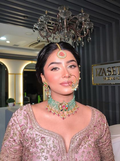 Another shot of the clean, fresh bridal makeup that pairs so well with this soft-hued lehenga. It’s all about enhancing natural beauty.