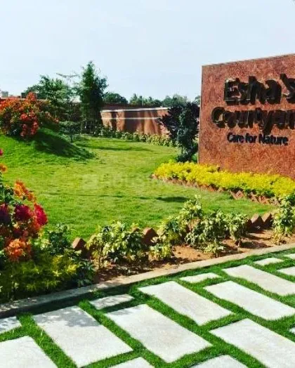 This is the entrance to a residential layout on Sarjapura road that we landscaped. We focused on creating a welcoming and impressive green space with rolling lawns, colorful bougainvillea, and neat stone pathways with grass inlays.