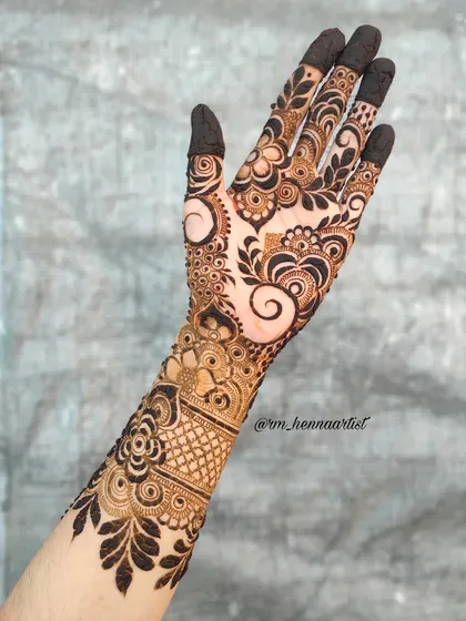 A throwback to this intricate back-hand design. I love how the pattern flows from the wrist, with a mix of bold and fine lines.