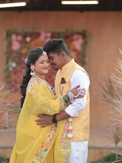 An intimate moment between the couple. The bride's floral jewellery, with its delicate details, looks stunning up close.