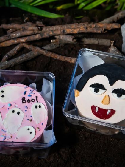 The cute ghost and vampire mini bento cakes.