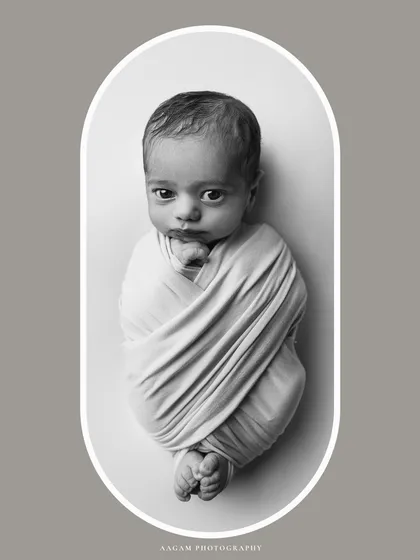 "Opsy popsy..." This little one is awake and full of expression. I love capturing these moments of curiosity, a tiny soul just beginning to take in the world.