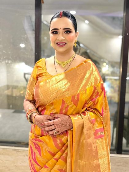 A close-up of this simple and pretty look. Her smile shows how comfortable and beautiful she feels.