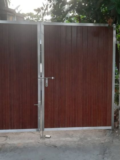 A close-up of the swing gate, showing the locking mechanism and the fine details of the wood-finish panels. We focus on quality down to the last component.