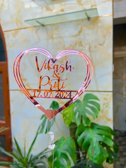 The "Vikash & Priti" heart topper, a perfect symbol of love for their special day.