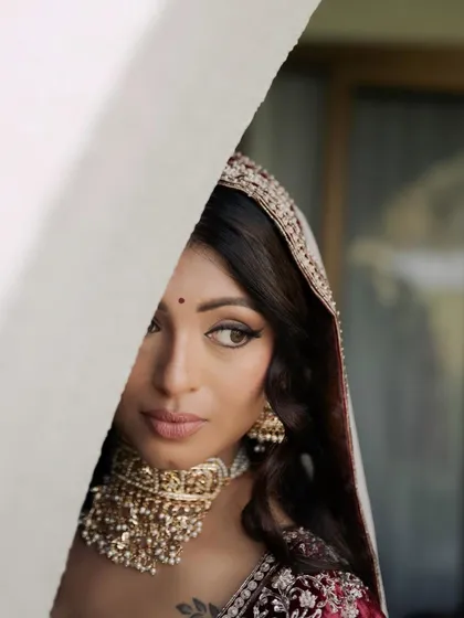 A creative shot that captures the mystery and elegance of the bride. The focus on her eye makeup, with its sharp wing and soft shadow, adds a touch of poetry to her look.