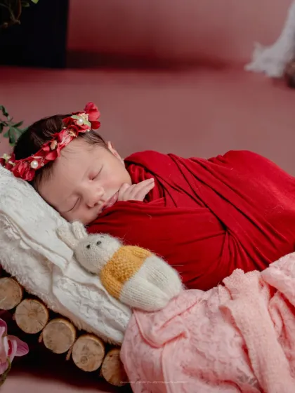 Freshly picked from heaven. This rustic setup combines wooden logs with a delicate floral crown and a cozy swaddle for a beautiful, natural look.