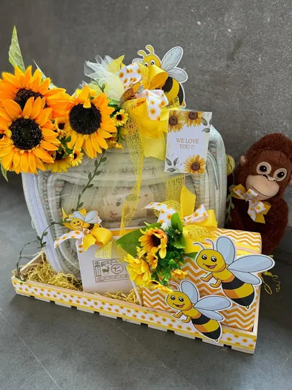 A duplicate of ID 117, this bee-themed baby hamper is filled with sunny yellow essentials, plush toys, and cheerful decorations, making it a perfect gift to celebrate a new baby.