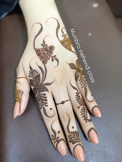 A delicate and spaced-out floral design, typical of modern Arabic styles. The use of dots and simple lines adds elegance.