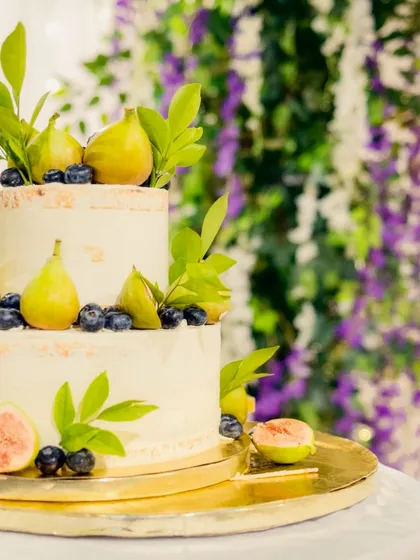 Here’s a closer look at an elegant, two-tiered Tiramisu wedding cake. The bride wanted a rustic, fresh look, so we decorated it with fresh figs, blueberries, and green leaves. It’s a perfect example of a minimalist yet stunning shaadi cake.