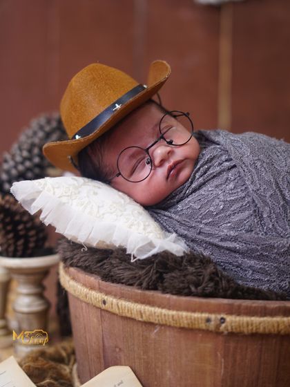 A playful twist with both a cowboy hat and little round glasses. This combination is unexpectedly adorable.