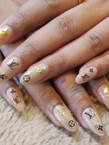 For the fashion lover, this set features the iconic Louis Vuitton monogram in gold and brown on a neutral, shimmery base. A luxurious design for a high-fashion statement.