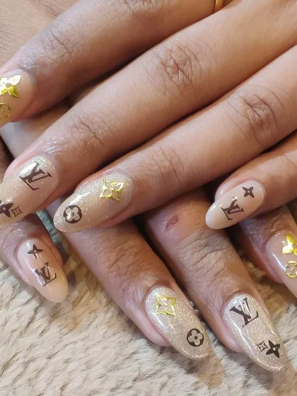 For the fashion lover, this set features the iconic Louis Vuitton monogram in gold and brown on a neutral, shimmery base. A luxurious design for a high-fashion statement.