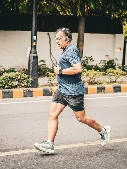 An experienced runner from our group demonstrating excellent running form during a long run.