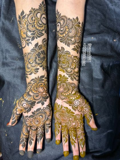 A unique design showing the fresh paste on one hand and the developing stain on the other.