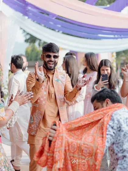 Capturing the energy of the groom's entrance during a daytime Mehendi event. As the host, I make sure every moment is filled with excitement and cheer, keeping the vibe upbeat from start to finish.
