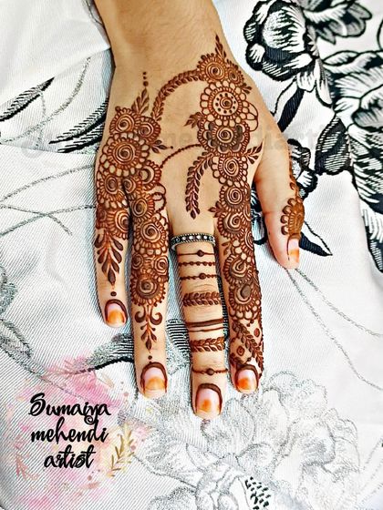 A delicate and lacy party henna design that is so pretty and feminine.