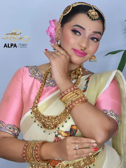 Showcasing the full set of bangles and the beautiful hand-painted saree border.