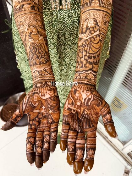 This design is a masterpiece of storytelling, with multiple scenes from the wedding journey depicted on both arms, from the couple's moments together to family blessings.