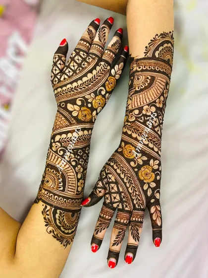 A beautiful flowing floral design with rose motifs, perfect for any festive occasion.