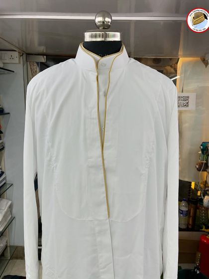 This white saya features a golden piping, which gives it a slightly more formal and elegant appearance compared to colored piping.