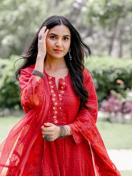 A direct and engaging portrait of the bride-to-be. Her expression connects with the camera, making this a strong and memorable pre-wedding photograph.