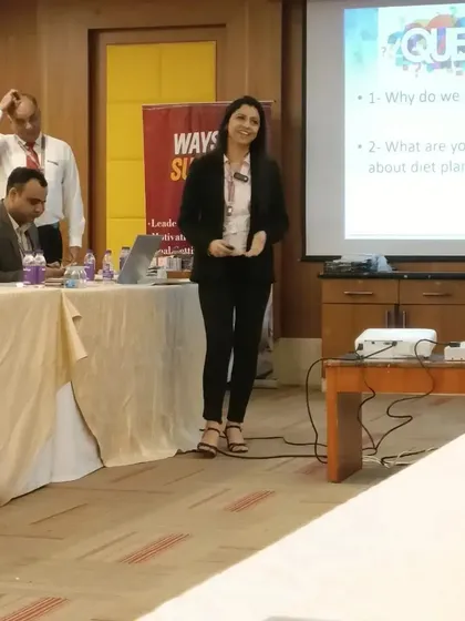 Kicking off a session by asking fundamental questions to get the audience thinking about their relationship with food and diet plans. This interactive start sets the stage for a productive discussion.