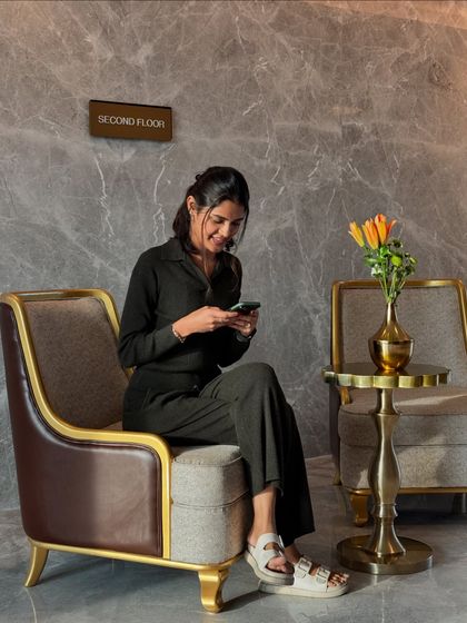 A relaxed moment during my Jaipur trip. A comfortable black co-ord set paired with casual sandals is perfect for lounging or moving between activities while still looking polished.