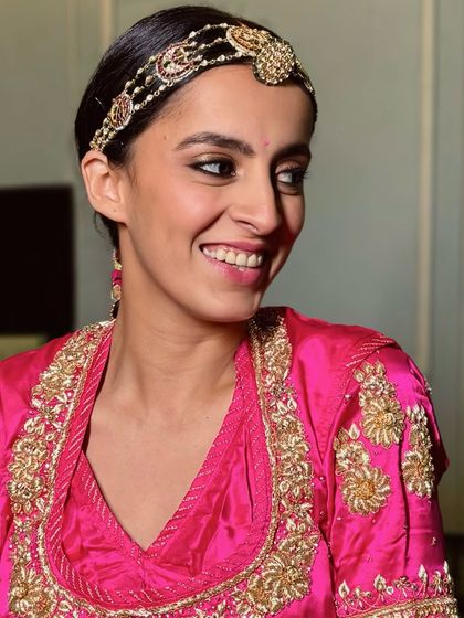 For this heritage wedding in a Jaipur haveli, my bride wore a handmade Rani Pink poshak. I created a look with soft, natural skin and defined, expressive eyes to honor the traditional setting.