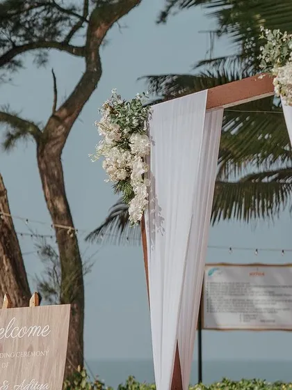 A welcome sign and entrance for a Goa beach wedding. We use natural materials and elegant florals to create a seamless blend with the surroundings.