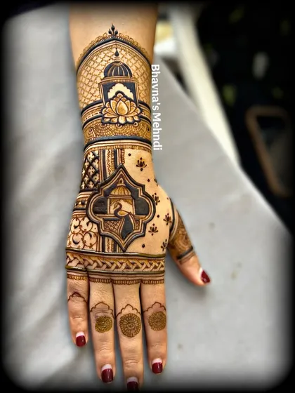 The completed design, with the swan motif beautifully filled in and complemented by simple, elegant finger designs.