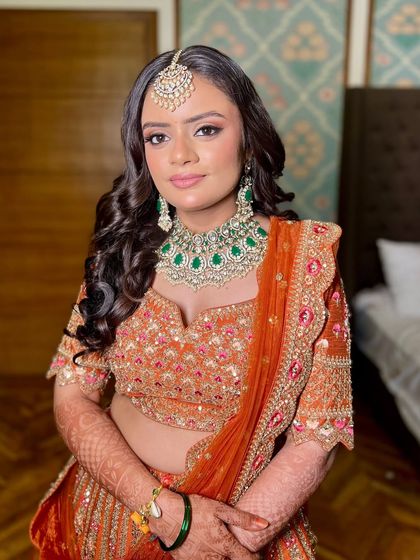 A closer look at the soft glam I created for Shikha. The focus was on beautifully blended eyeshadow and radiant skin, allowing her emerald jewelry to truly stand out.