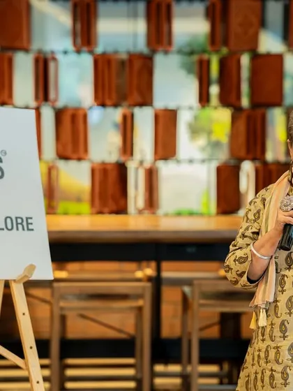 An experienced poet shares her wisdom on the theme of "Seasons". The event was a splendid Sunday filled with warmth and creativity.