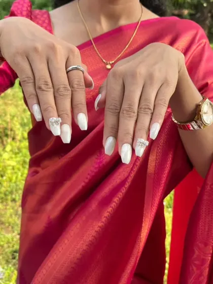 Here is a beautiful cat eye effect on a crisp white base, finished with a delicate 3D bow charm. It’s a modern and glamorous look that I customized for my client to match her stunning red saree.
