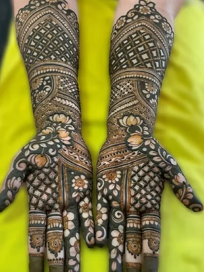 This full-arm design features a beautiful mix of lotus motifs and complex geometric patterns, perfect for a traditional bride.