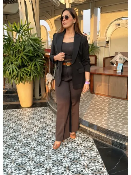 The right pose can be just as important as the outfit. This look showcases how a tailored blazer and wide-leg trousers create a flattering, elongated silhouette that projects confidence.