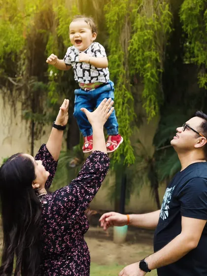 Capturing pure, candid moments of joy during an outdoor family session. These lifestyle photoshoots are all about natural interactions and genuine smiles.