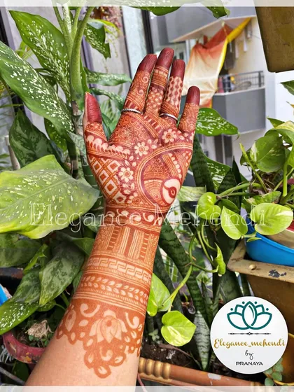 Look at that beautiful fresh stain! This photo shows the rich color of a backhand design a day after the henna paste was removed.